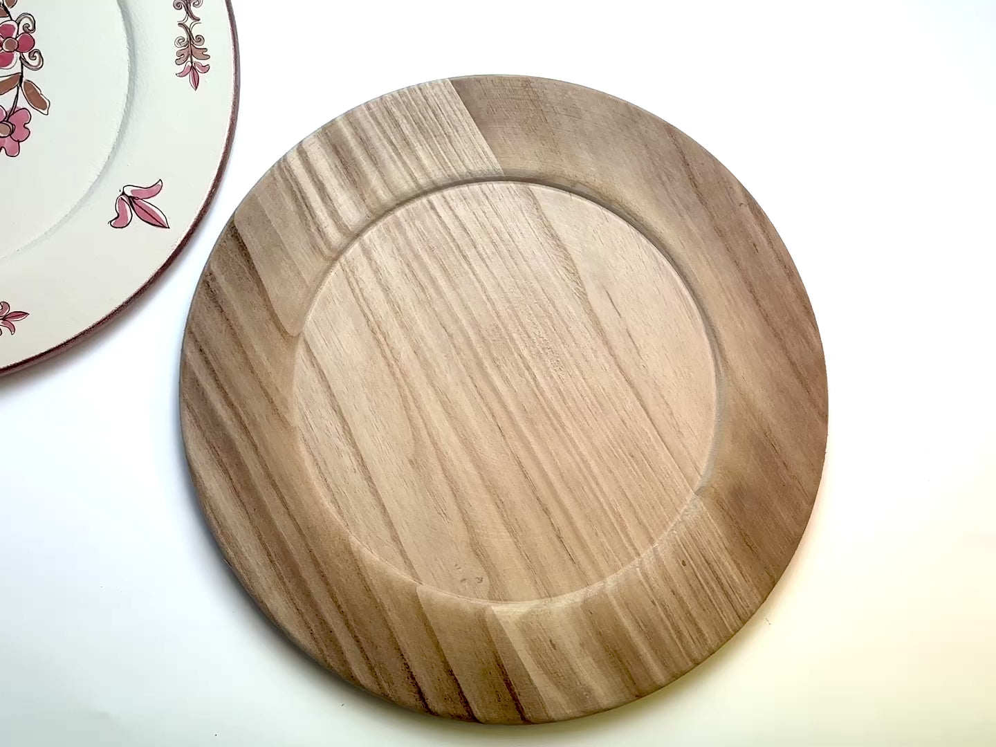 A 15 second video shows a close-up of 2 of ReDesign with Prima's 14" Wood Chargers against a white background.