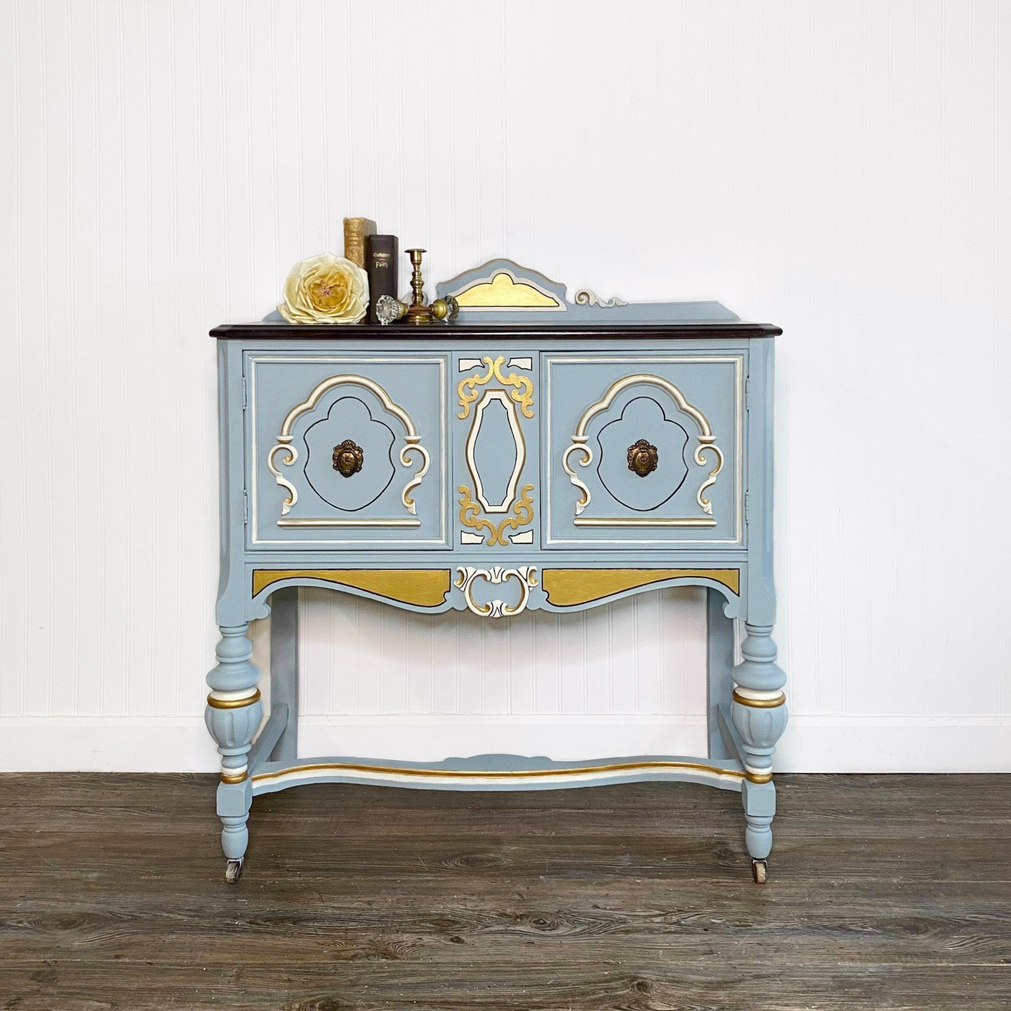A vintage entry-way table is painted in Dixie Belle's Savannah Mist chalk mineral paint and has gold and white accents.
